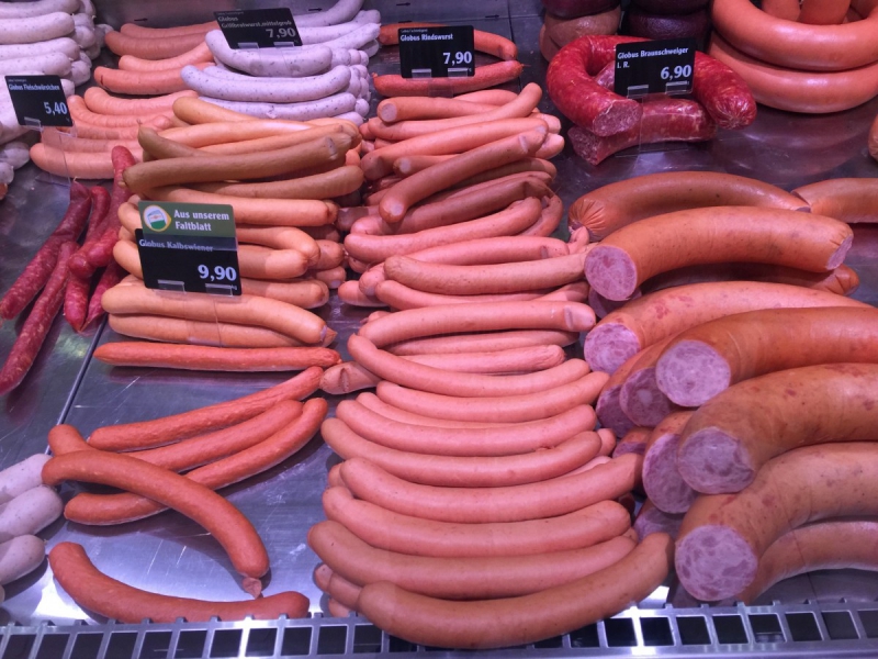 charcuterie-COMPS SUR ARTUBY-min_sausages_meat_butchery-1069321